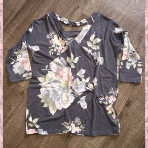 Eesome floral blouse with back cutout detail Small